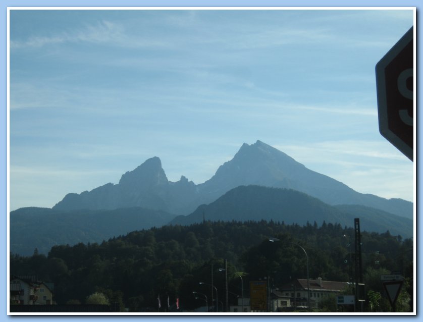 2009-09-07 Watz (67) view from Berchtesgaden, little W, Hocheck, middle summit